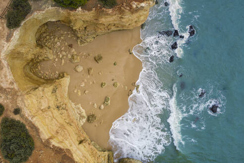 Portugal, Algarve, Lagoa, Drohnenansicht von Strand und Klippen am Praia da Estaquinha - RUEF03075