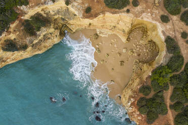 Portugal, Algarve, Lagoa, Drohnenansicht von Strand und Klippen am Praia da Estaquinha - RUEF03077