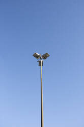 Deutschland, Berlin, Berlin Tegel Flughafen Straßenlaterne stehen gegen klaren blauen Himmel - ASCF01484