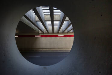 Deutschland, Berlin, Asphaltstraße auf dem Flughafen Berlin Tegel von der Innenseite des kreisförmigen Tunnels aus gesehen - ASCF01488