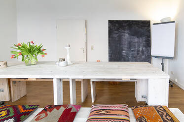 Raum mit Holztisch, Kreidetafel und Projektionsfläche - FKF03822