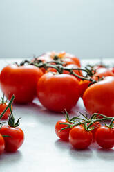 Frische reife große und kleine Tomaten auf dem Tisch - ADSF14212