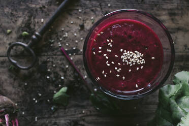 Rote Bete und frischer Smoothie auf Holztisch - ADSF14321