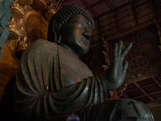 Buddha-Statue in einem traditionellen Tempel - ADSF14377