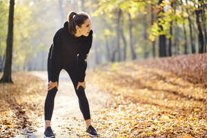 Junge Frau während einer Pause im Herbstwald - BSZF01675