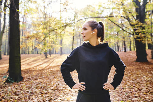 Junge Frau joggt im Herbstwald - BSZF01687