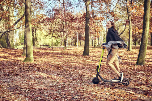 Young woman jogging in autumn forest - BSZF01709