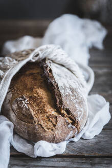 Sauerteigbrot auf dem Tisch - ADSF14451