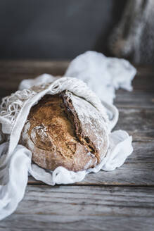 Sauerteigbrot auf dem Tisch - ADSF14452