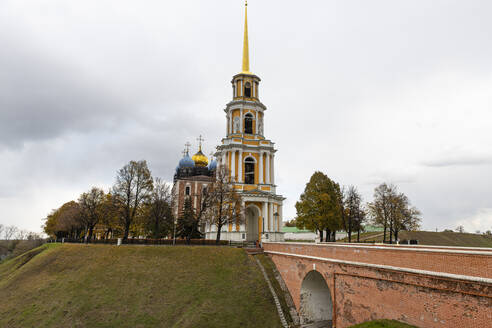 Russland, Gebiet Rjasan, Rjasan, Brücke vor der Uspenski-Kathedrale - RUNF04171