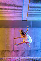 Akrobat tanzt gegen die Wand - STSF02600