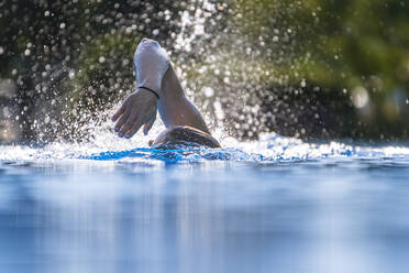 Junge Frau schwimmt im Schwimmbad - STSF02605