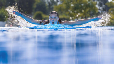 Frau schwimmt im Schwimmbad - STSF02606