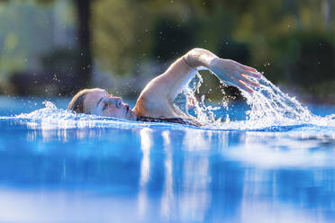 Schöne Frau schwimmt im Schwimmbad - STSF02607