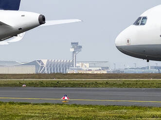 Flugzeuge auf der Startbahn eines Flughafens - WEF00470