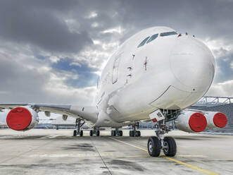 Flugzeug auf dem Vorfeld des Flughafens gegen bewölkten Himmel geparkt - WEF00471