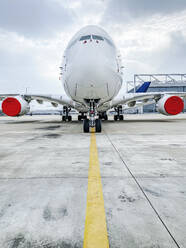 Airbus auf dem Vorfeld eines Flughafens gegen den Himmel geparkt - WEF00473