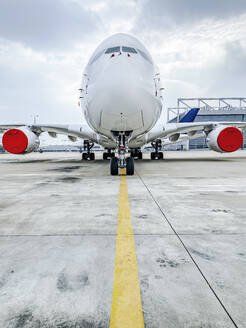 Airbus auf dem Vorfeld eines Flughafens gegen den Himmel geparkt - WEF00473