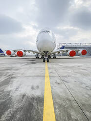 Flugzeug auf der Startbahn eines Flughafens geparkt - WEF00474