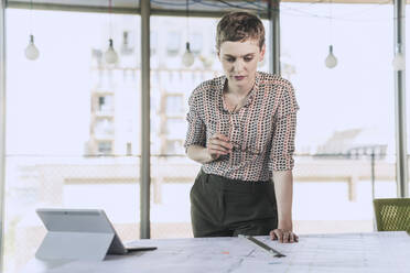 Businesswoman working on plan in office - UUF21091