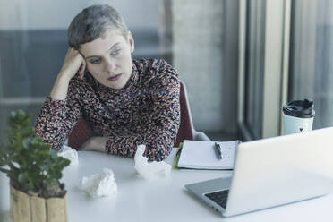 Kranke Geschäftsfrau am Schreibtisch im Büro - UUF21111