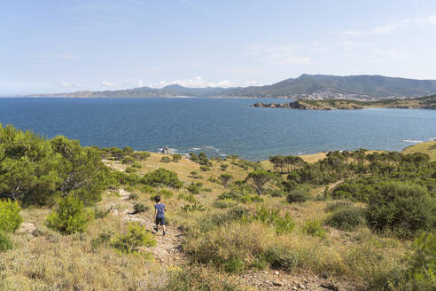 Kleiner Junge beim Wandern an der sonnigen Küste der Costa Brava - XCF00299