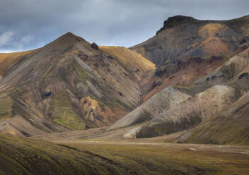 Aussicht auf majestätische, farbenfrohe Gebirgskämme an einem bewölkten Tag in Island - ADSF14611