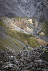 Aussicht auf majestätische, farbenfrohe Gebirgskämme an einem bewölkten Tag in Island - ADSF14612