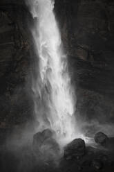 Malerische Landschaft mit starkem Wasserfall in vulkanischem Felsen im kalten Island - ADSF14616