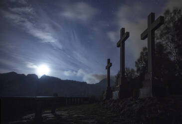 Alte katholische Steinkreuze in den Bergen des Baskenlandes an einem sonnigen Tag mit blauem, bewölktem Himmel - ADSF14634