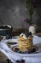 Leckere Pfannkuchen mit Brombeeren und Heidelbeeren - ADSF14694