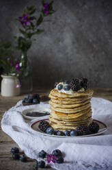 Leckere Pfannkuchen mit Brombeeren und Heidelbeeren - ADSF14695