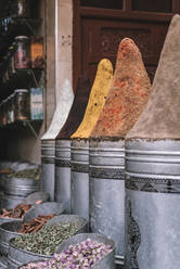 Verschiedene aromatische Gewürze in Metallbehältern an einem Stand auf einem Markt in einer Straße in Marrakesch, Marokko - ADSF14703