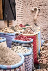 Weidenkörbe mit getrockneten Kräutern auf dem Markt in einer Straße in Marrakesch, Marokko - ADSF14712