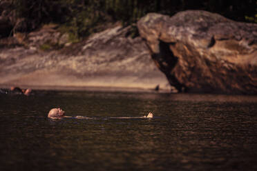 Mann schwimmt im Fluss - DHEF00350
