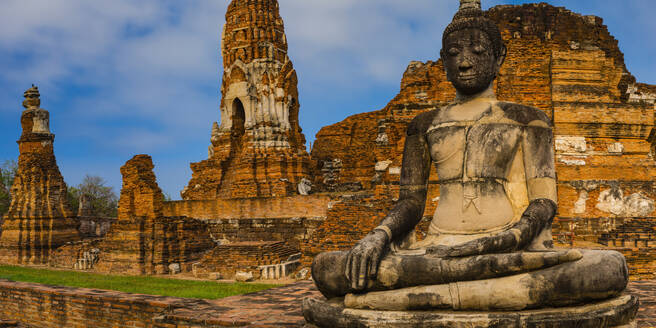 Thailand, Ayutthaya, Verwitterte Statue eines meditierenden Buddhas im Wat Mahathat-Tempel - WGF01349