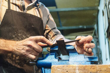 Ältere Männer arbeiten im Stehen in der Werkstatt - JCMF01210