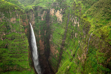 Atemberaubender Blick von oben auf den großen Jinbar-Wasserfall mit seinem mächtigen Strom, der eine felsige Schlucht hinabfließt - ADSF14788