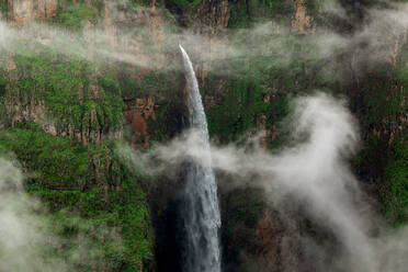 Drone Blick auf erstaunliche Landschaft von Wasserfall mit schnellen Wasser fallen felsigen Schlucht - ADSF14791