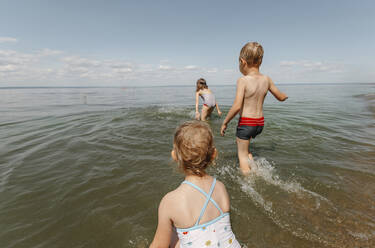 Kinder haben Spaß in den Sommerferien am Strand - OGF00494