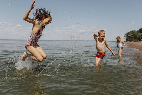 Geschwister, die sich in den Sommerferien am Strand vergnügen - OGF00497