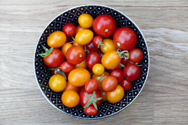 Bowl of fresh ripe tomatoes - NDF01129