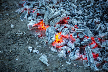 Brennende Glut in der Asche des Lagerfeuers - NDF01131