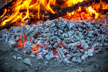 Brennende Glut in der Asche des Lagerfeuers - NDF01132