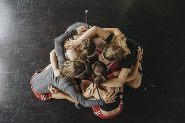 Mädchen kauernd auf dem Boden im Fitnessstudio - MFF06166