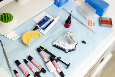 Zahnärztliche Ausrüstung auf dem Tisch in der Klinik - JCMF01293