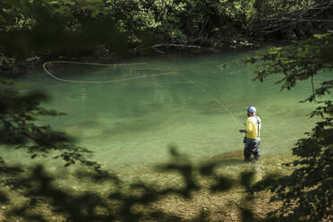 Mann beim Fliegenfischen im Fluss Savinja - DHEF00364