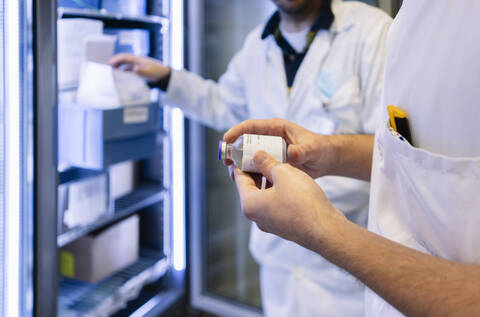 Nahaufnahme von männlichen Apothekern bei der Inventur im Krankenhaus, lizenzfreies Stockfoto