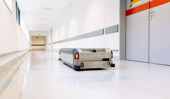 Nahaufnahme eines Roboterwagens auf gefliestem Boden in einem Krankenhaus - DGOF01286