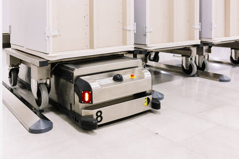 Nahaufnahme eines Metallbehälters auf einem Roboterwagen im Krankenhaus - DGOF01287